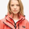 Windjacke mit Kapuze für den Berg Windjacke mit Kapuze für den Berg