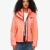 Windjacke mit Kapuze für den Berg Windjacke mit Kapuze für den Berg