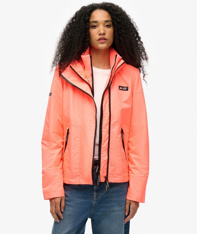 Windjacke mit Kapuze für den Berg Windjacke mit Kapuze für den Berg